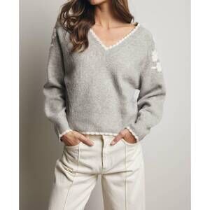 NEW FORTE floral applique v-neck sweater in heather grey